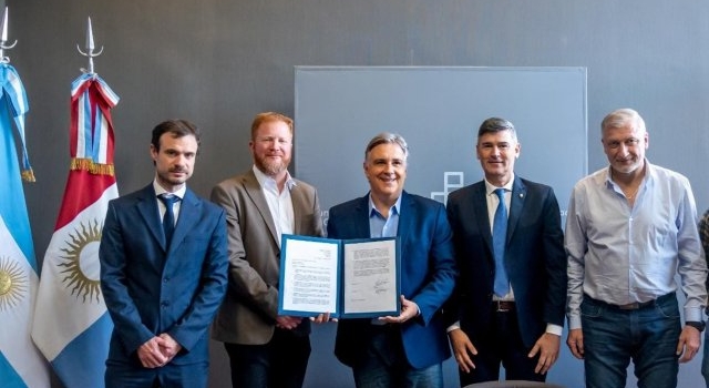 Llaryora firmó la declaración de Córdoba como ciudad anfitriona para el Mundial 2030