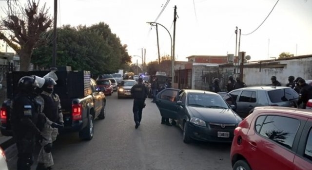 Megaoperativo contra banda narco en Córdoba: 18 allanamientos en 3 barrios