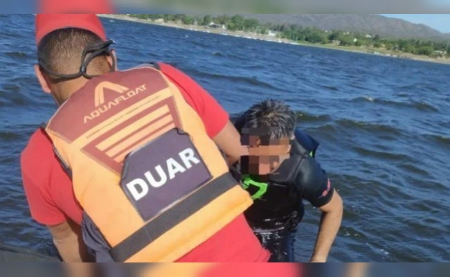 Rescataron a dos deportistas náuticos varados en el Lago San Roque