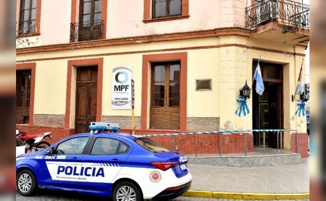 Roban el teléfono celular a una mujer en la vía pública