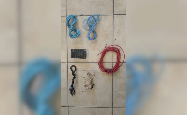 La policía lo encontró arrancando cables del interior de una vivienda