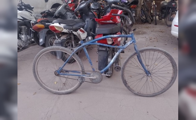 Robó en una obra en construcción, abandonó su bicicleta y escapó