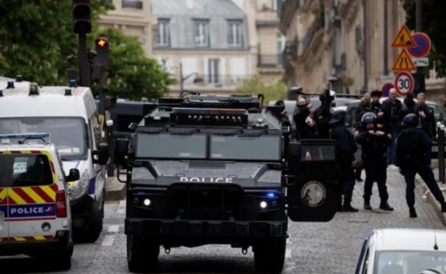 Máxima tensión: un hombre amenaza con hacer explotar un artefacto en París