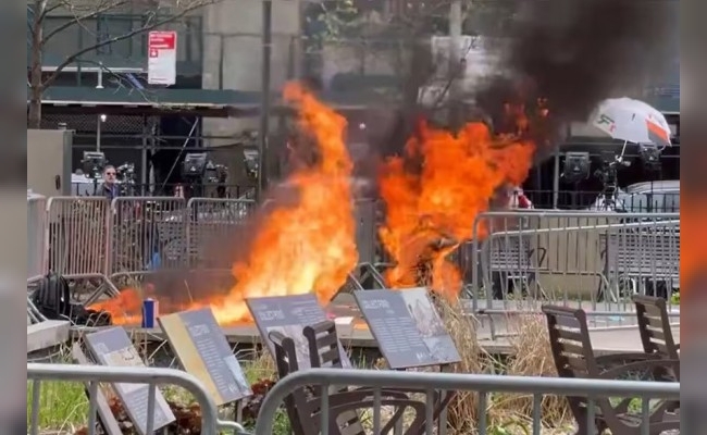 Un hombre se prendió fuego frente al tribunal de Nueva York donde Trump enfrenta un histórico juicio