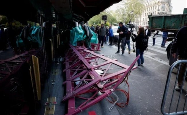 París: en la madrugada cayeron las aspas del cabaret Moulin Rouge