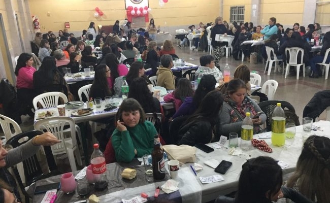 Exitosa Cena de Mujeres con Bingo en el Club 2 de Abril