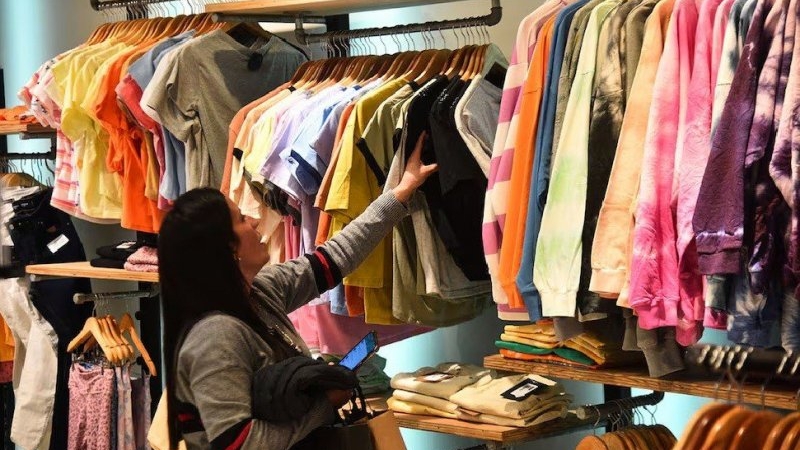 El Gobierno reduce impuestos para la importación de ropa, calzado y telas para alentar la “baja de precios”