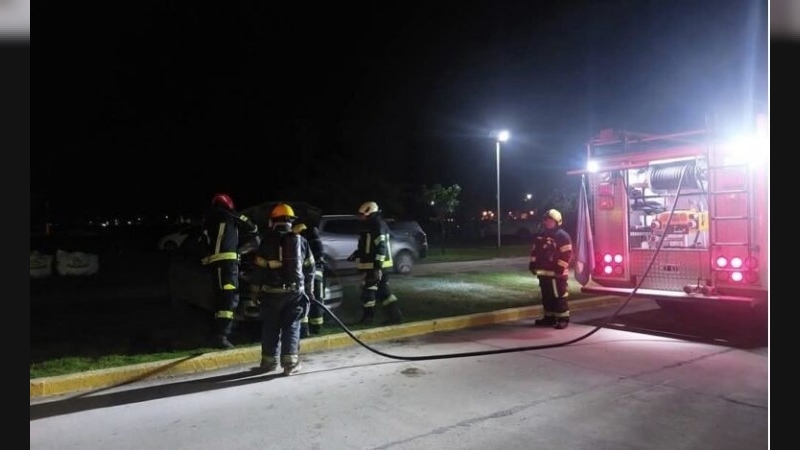 Incendio de auto en el predio de UTN San Francisco