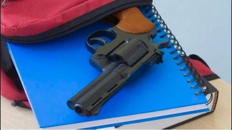 Terror en una escuela de Rosario: un alumno fue armado y huyó a los tiros