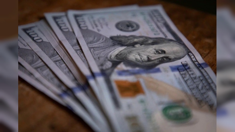 Un millón de personas compraron dólares en el primer mes sin cepo cambiario