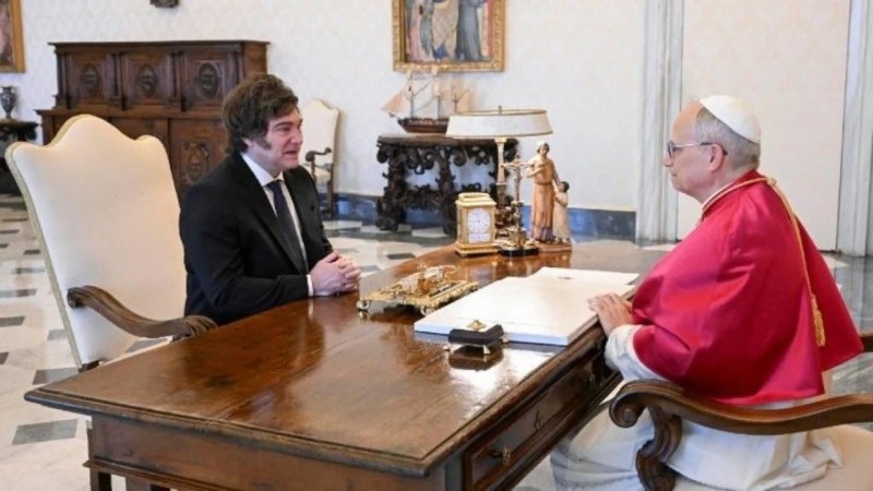 León XIV le confirmó a Milei que visitará Argentina, según Manuel Adorni