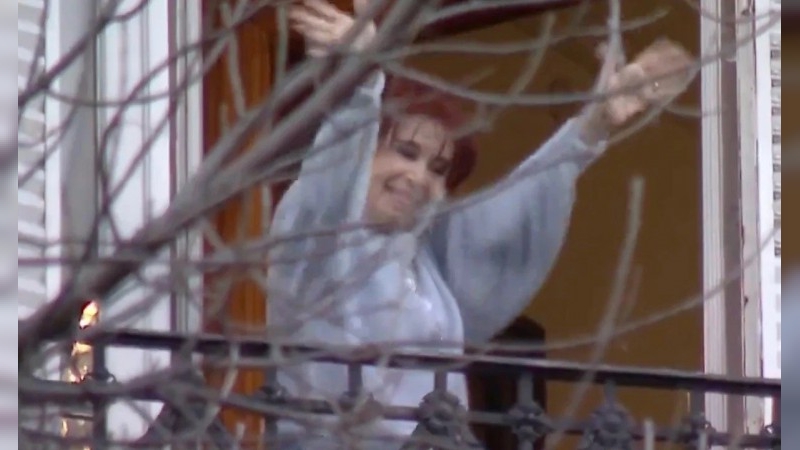 Cristina Kirchner volvió a saludar a la militancia desde su balcón