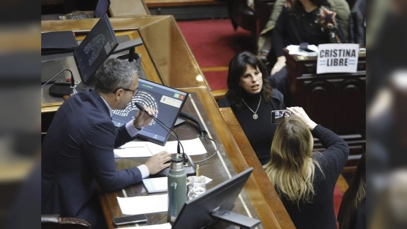 Escándalo y bochorno en Diputados: diputados K fueron a buscar a Espert y la sesión terminó a los empujones