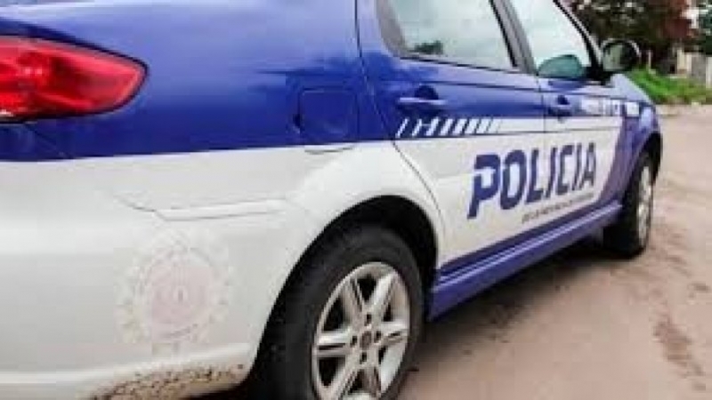 Sujeto detenido: violación de domicilio, daño y un arma blanca en su poder