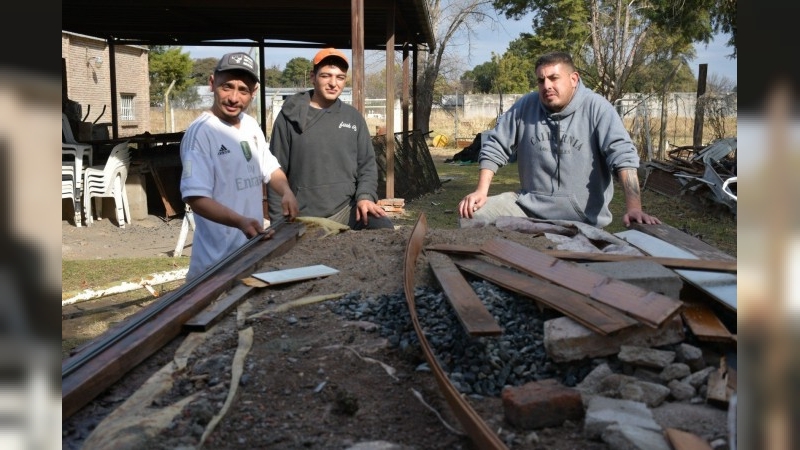 Un grupo de jóvenes busca salir adelante con trabajo comunitario en barrio Sáenz Peña