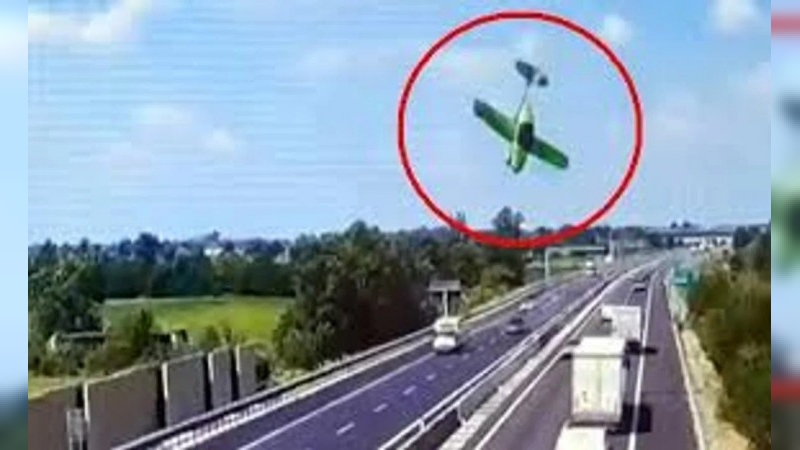 Italia: una avioneta cayó sobre una autopista y murieron sus dos ocupantes