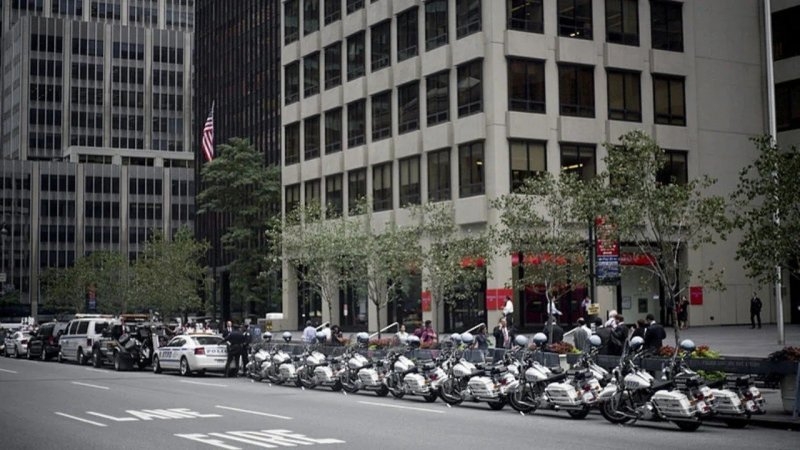 Alerta en Manhattan: balean a un policía de Nueva York dentro de un rascacielos en Park Avenue