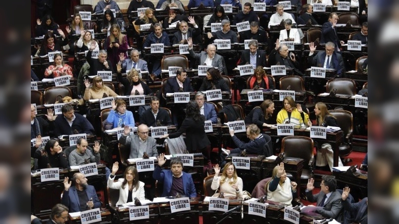 Bloques opositores esperan veto del Gobierno antes de convocar sesión especial