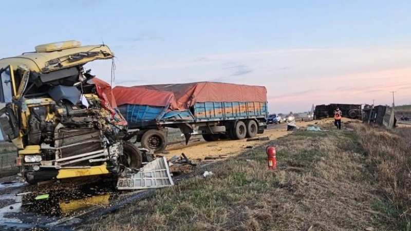 Tragedia en la Ruta 35: murió un camionero tras un choque entre dos vehículos de carga