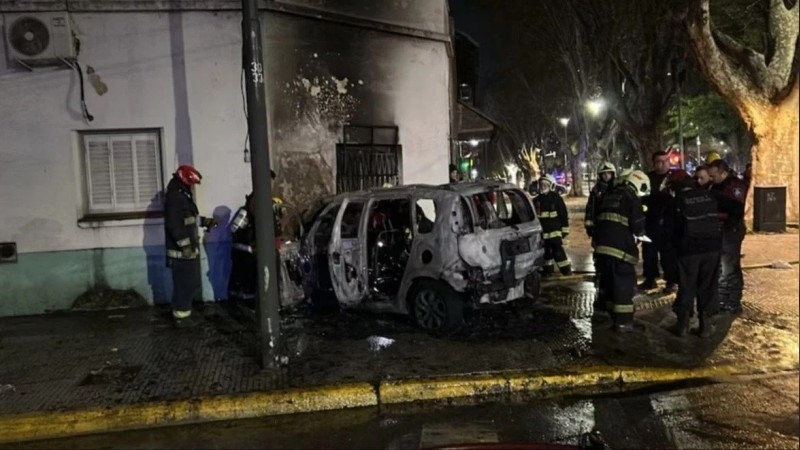 Adolescentes robaron un auto, chocaron cuando los perseguían: el vehículo y la vivienda contra la que chocaron se prendieron fuego