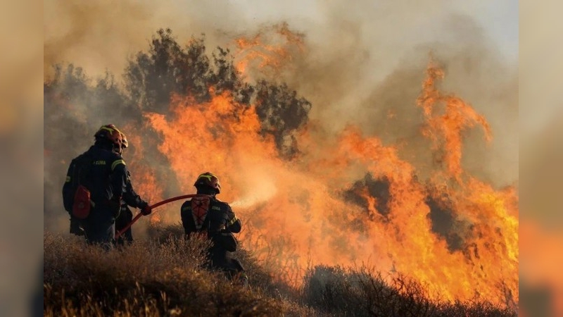 Evacuaciones masivas por incendios forestales en Grecia