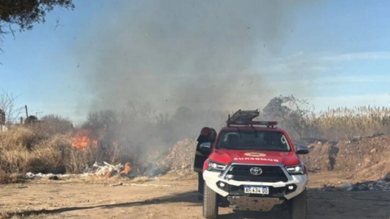 Incendio en los basurales de Spilimbergo y Roque Arias: Defensa Civil asiste a bomberos