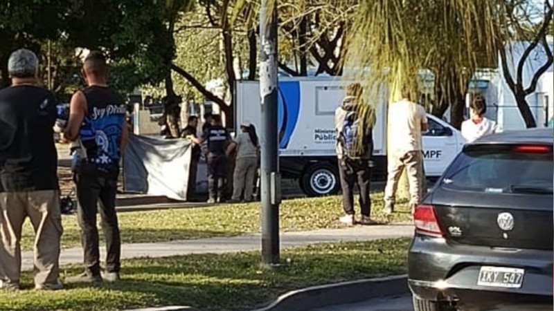Viajaban 3 en una moto y chocaron contra un árbol en Córdoba: murió un hombre