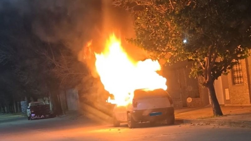 Incendio de un automóvil en barrio Sarmiento