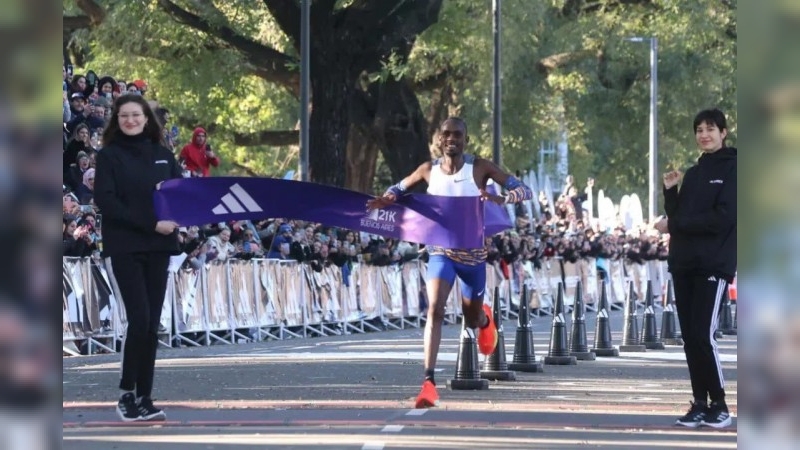 El ugandés Jacob Kiplimo ganó la media Maratón de Buenos Aires