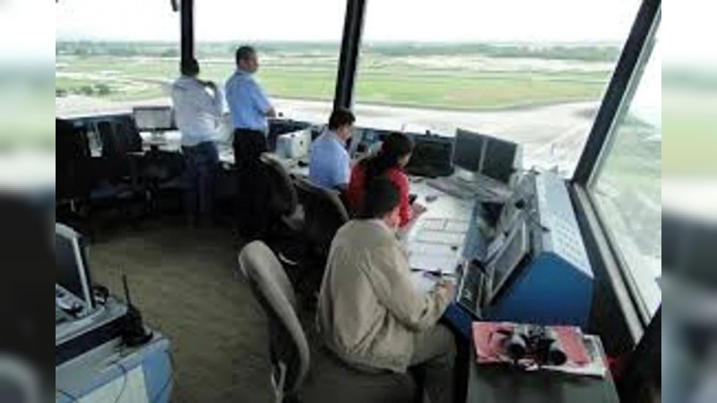 Los controladores aéreos levantaron el paro previsto para el jueves