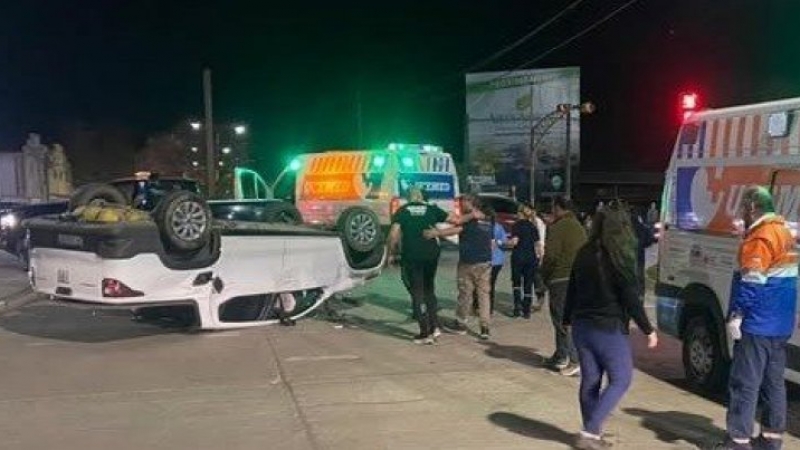 Accidente de tránsito: vuelco de una camioneta