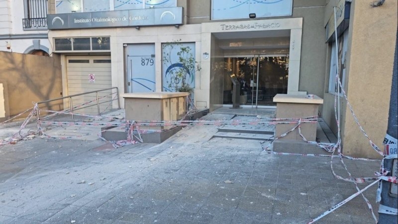 Susto en Nueva Córdoba: se desprendió la mampostería de un edificio en plena Chacabuco