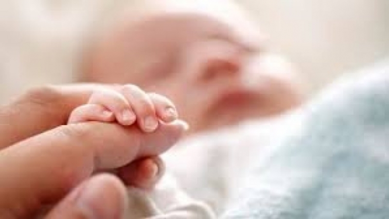 Una pareja de mujeres que querían ser madres subrogaron un vientre se arrepintieron y dan al bebé en adopción