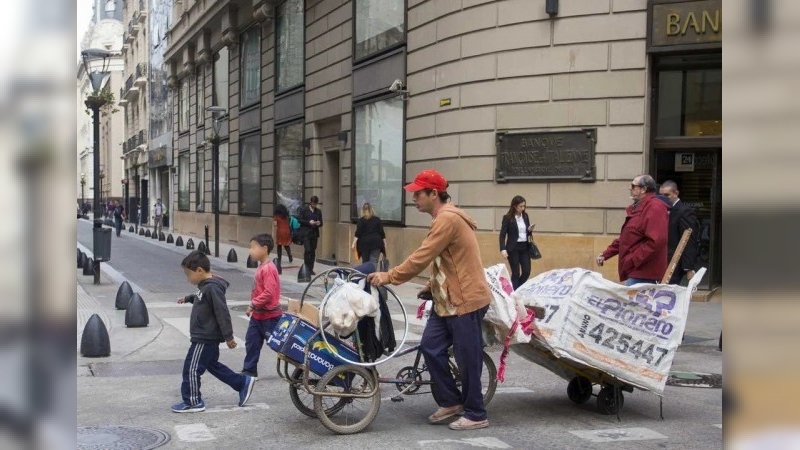 La UCA advierte que la baja de la pobreza está "sobrerrepresentada" y cuestiona la medición del Indec