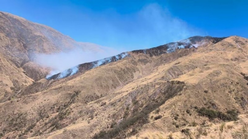 Encendió una fogata para salvarse y desató un incendio en plena montaña