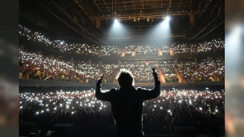 Milei presentó su libro con un show de rock y le pidió a sus seguidores que “no aflojen”