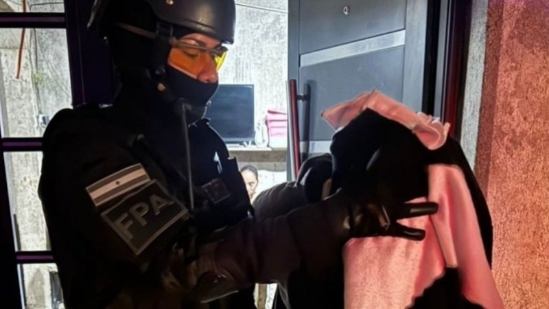 Detuvieron a novios narcos con un arma y más de mil dosis de droga