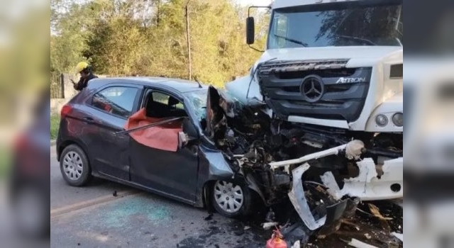 Dos muertos tras un choque frontal entre un auto y un camión