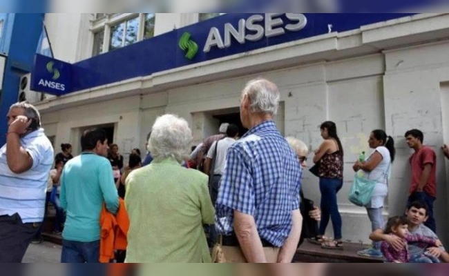 Inflación: el aliado del gobierno para el recorte del gasto en jubilaciones y asignaciones sociales