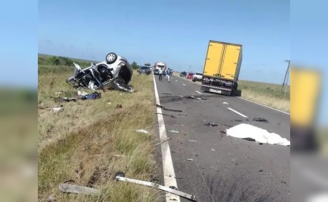 Tragedia en Corrientes: una familia entera murió tras chocar de frente con un camión en plena ruta