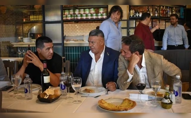 La AFA organizó un almuerzo de camaradería con dirigentes de los clubes de la Liga Profesional y los 14 árbitros de la fecha de los clásicos