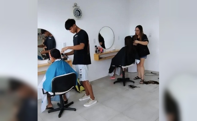 Peluqueros de Morteros cortaron el pelo gratis a niños y niñas antes del inicio de clases