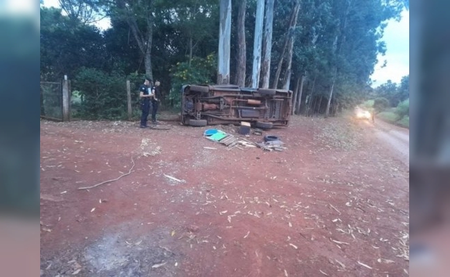 Dos adolescentes murieron tras volcar la camioneta en la que circulaban junto a otros menores en Misiones