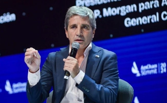 Caputo contra la suba de precios: “En un mes van a estar compitiendo con importadores”