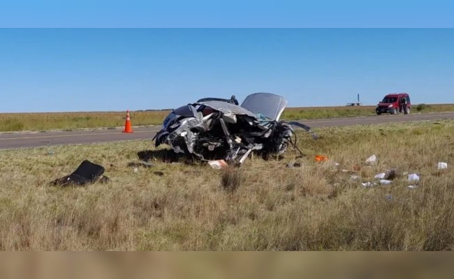 Un tremendo choque frontal destroza a una familia: mueren un nene de 11 años, su hermano y su abuela