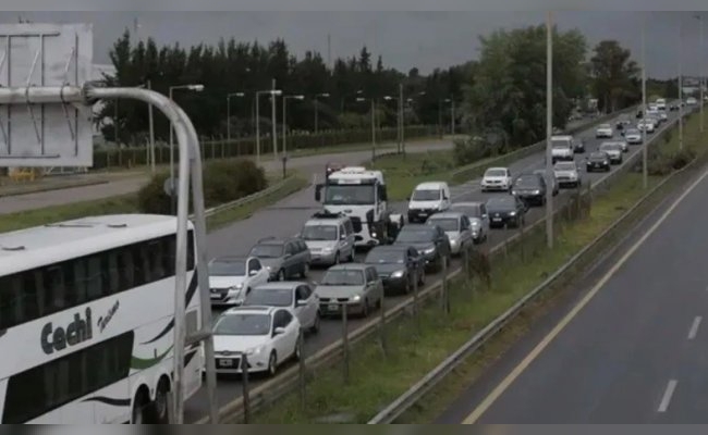 Caos en rutas y autopistas por el éxodo del finde XXL: largas colas en peajes