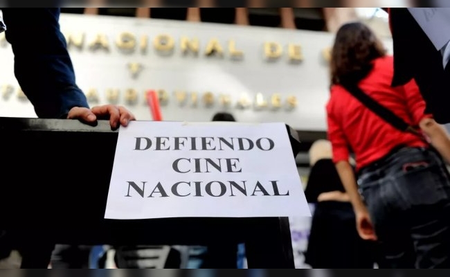 Ajuste al cine: el Gobierno cerró las puertas del INCAA y licenció a los trabajadores