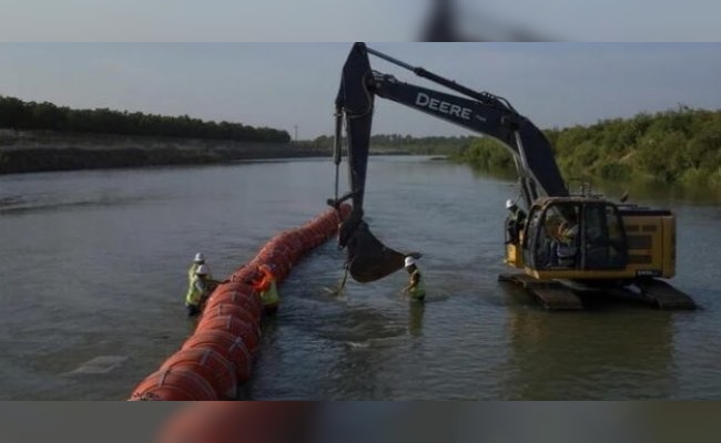 Texas enfrentará demanda del Gobierno de Biden por barrera flotante para migrantes