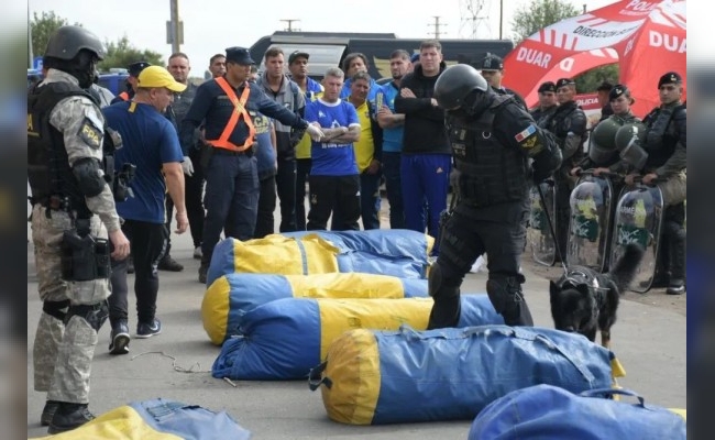 Secuestran cuatro armas durante el control a un colectivo que trasladaba hinchas de Boca