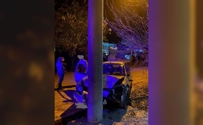 Joven pierde el control de su auto y choca contra un poste
